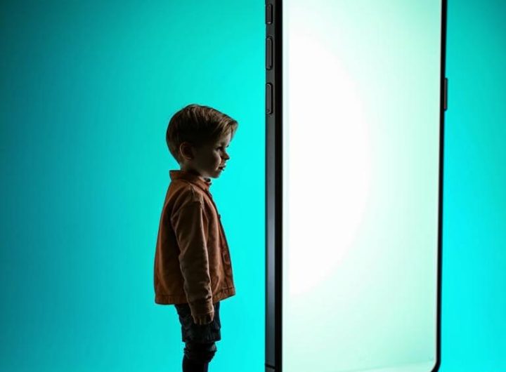 Мальчик перед гигантским смартфоном